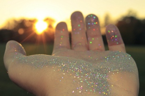 alegria-glitter-hand-pixie-dust-sunset-favim-com-46123